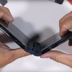 تماشا کنید: کالبدشکافی فلکس‌پای؛ اولین گوشی تاشو جهان