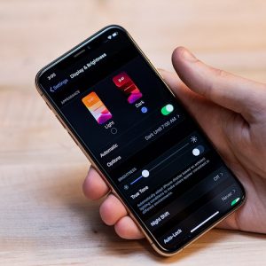 تماشا کنید: افزایش طول عمر باتری در حالت تاریک iOS 13