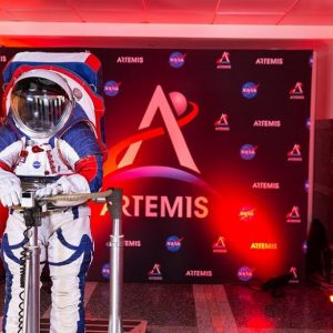 ناسا از لباس های جدید فضانوردانش رونمایی کرد