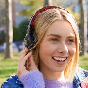 شرکت JBL هدفونی با قابلیت شارژ از طریق نور خورشید عرضه می کند