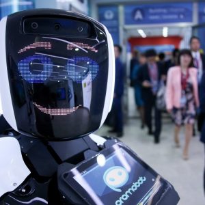 ربات Promobot اطلاعاتی از ویروس کرونا را در اختیار کاربران قرار می دهد
