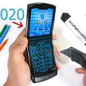 تماشا کنید: تست مقاومت گوشی تاشو موتورولا Razr