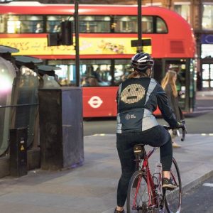 فورد از ژاکت هوشمند دوچرخه سواران با قابلیت نمایش ایموجی رونمایی کرد