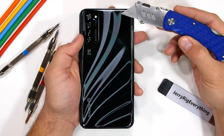 تماشا کنید: تست مقاومت گوشی ZTE Axon 20