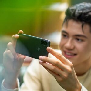 موتورولا از گوشی میان رده Moto E20 رونمایی کرد