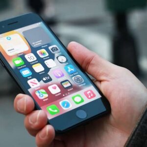 بررسی اپل آیفون SE (2022): طراحی قدیمی، قدرت تازه
