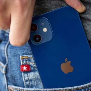 با iOS 17.4، اکنون آیفون 12 از شارژ بیسیم 15 واتی Qi2 پشتیبانی می کند