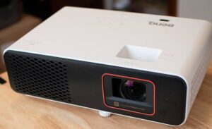 بررسی پروژکتور بنکیو X500i: دیوار خود را به مانیتور بازی تبدیل کنید