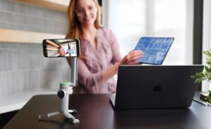 گیمبال Insta360 Flow Pro از DockKit اپل برای ردیابی شما استفاده می کند