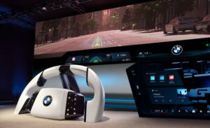 نسخه جدید BMW iDrive، کل شیشه جلو را به یک نمایشگر هد آپ تبدیل می‌کند