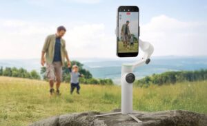 گیمبال Insta360 Flow 2 Pro می‌تواند چندین نفر را کاملا در کادر نگه دارد