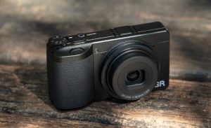 دوربین Ricoh GR IV در ماه سپتامبر با قیمتی بسیار بالاتر از مدل قبلی عرضه می‌شود