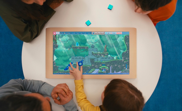 معرفی کنسول بازی Board با 12 عنوان اختصاصی برای تجربهای خانوادگی