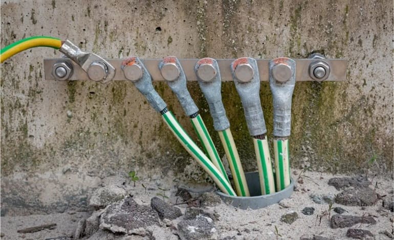 چرا سیم ارت برق دارد؟ | بررسی علت های اصلی