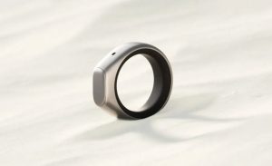 این حلقه هوشمند امکان ضبط یادداشت‌های صوتی با زمزمه را فراهم می‌کند