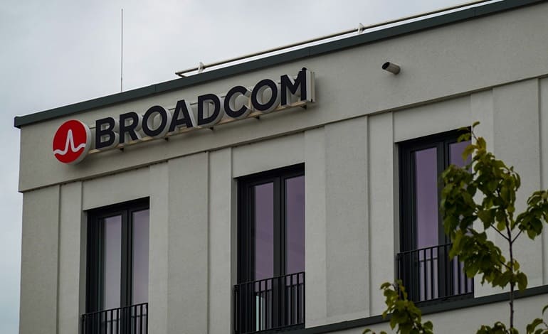 برودکام از تراشه هوش مصنوعی جدیدی با قابلیت ترجمه صوتی آنی روی دستگاه رونمایی کرد