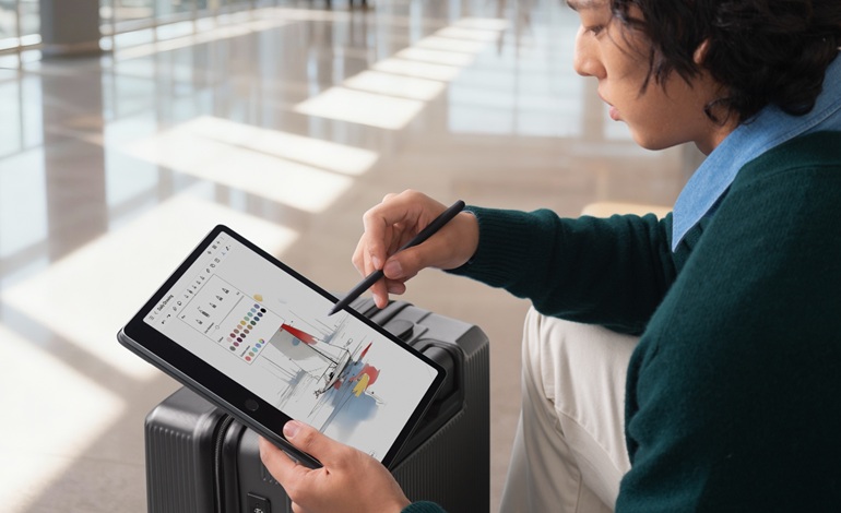 TCL نسخه‌ای تازه از دستگاه مشابه Kindle Scribe معرفی کرد