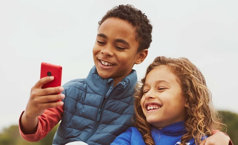 معرفی XploraOne by HMD: گوشی هیبریدی ویژه کودکان