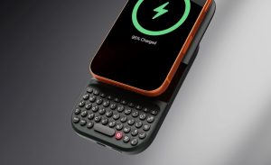 کیبورد پاور Clicks: هم کیبورد، هم پاوربانک برای گوشی شما