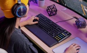 کورسیر در CES 2026 کیبوردی با استریم‌دک داخلی معرفی کرد