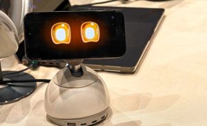 این شارژر رومیزی آیفون شما را به یک دستیار رباتیک هوش مصنوعی تبدیل می‌کند